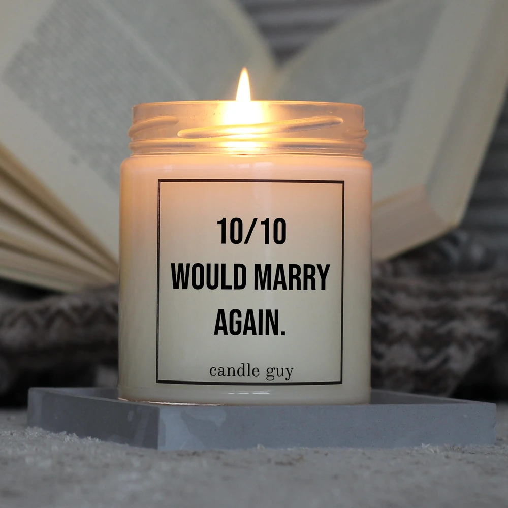 Light it up: The quote candle "10/10 would marry again." creates cozy vibes, intense fragrance and deep meaning – all in one flame.