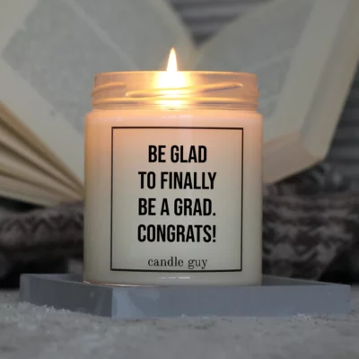 Light it up: The quote candle "Be glad to finally be a grad. Congrats!" creates cozy vibes, intense fragrance and deep meaning – all in one flame.