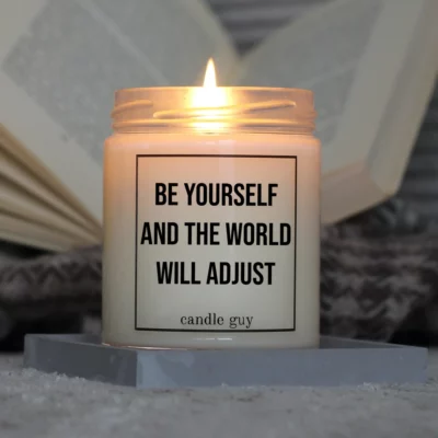 Light it up: The quote candle "Be yourself and the world will adjust" creates cozy vibes, intense fragrance and deep meaning – all in one flame.