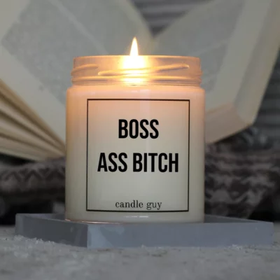 Light it up: The quote candle "Boss Ass Bitch" creates cozy vibes, intense fragrance and deep meaning – all in one flame.