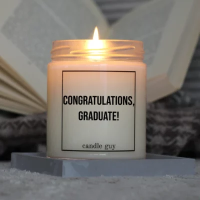 Light it up: The quote candle "Congratulations, Graduate!" creates cozy vibes, intense fragrance and deep meaning – all in one flame.