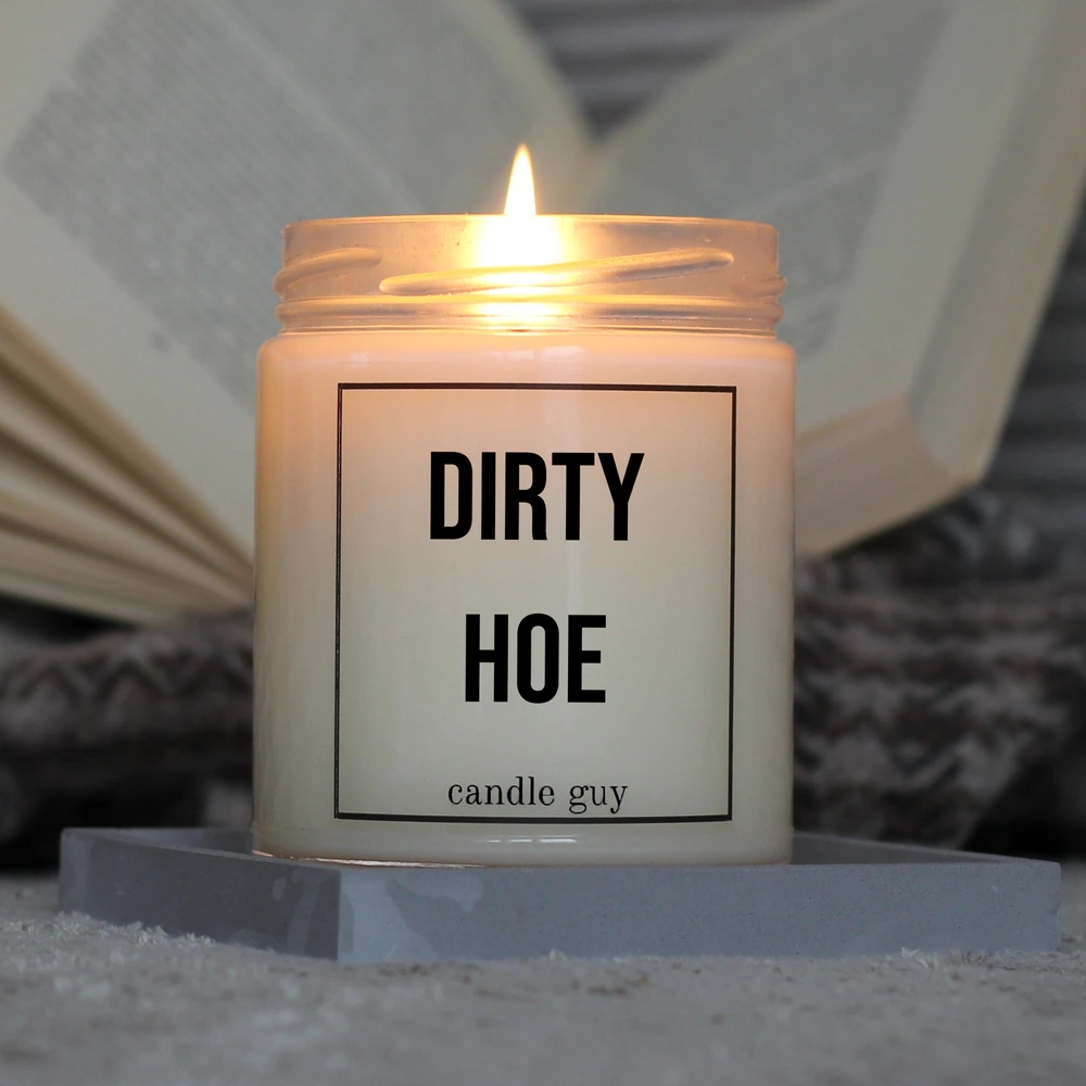 Light it up: The quote candle "Dirty hoe" creates cozy vibes, intense fragrance and deep meaning – all in one flame.