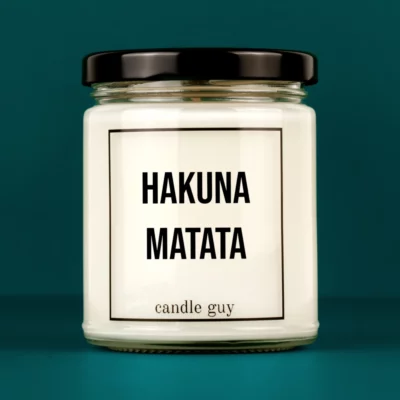 Discover our bestselling quote candle: "Hakuna Matata" – handcrafted with love and 100% soy wax. A true original by candle guy.