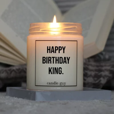 Light it up: The quote candle "Happy Birthday King." creates cozy vibes, intense fragrance and deep meaning – all in one flame.