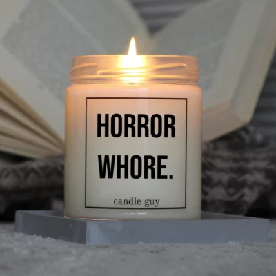Light it up: The quote candle "Horror Whore." creates cozy vibes, intense fragrance and deep meaning – all in one flame.