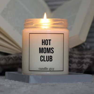 Light it up: The quote candle "Hot Moms Club" creates cozy vibes, intense fragrance and deep meaning – all in one flame.