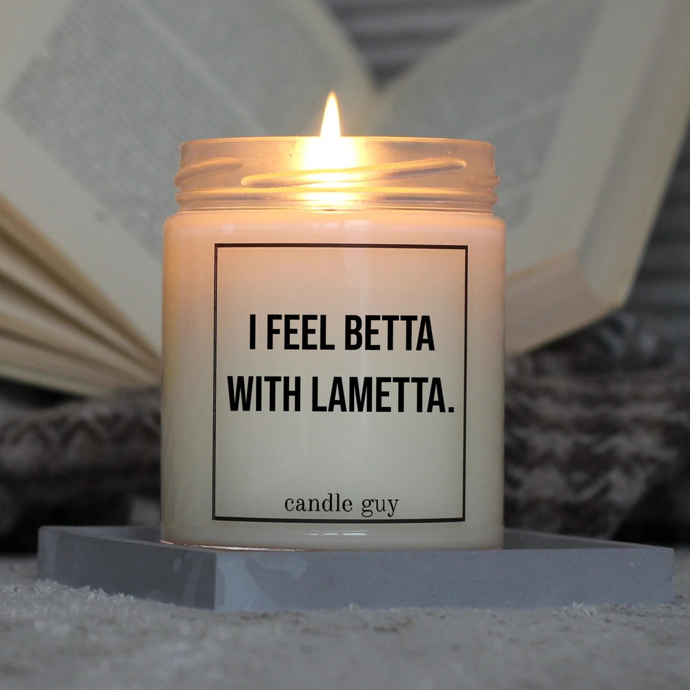 Light it up: The quote candle "I feel betta with Lametta" creates cozy vibes, intense fragrance and deep meaning – all in one flame.