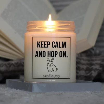 Light it up: The quote candle "Keep calm and hop on." creates cozy vibes, intense fragrance and deep meaning – all in one flame.
