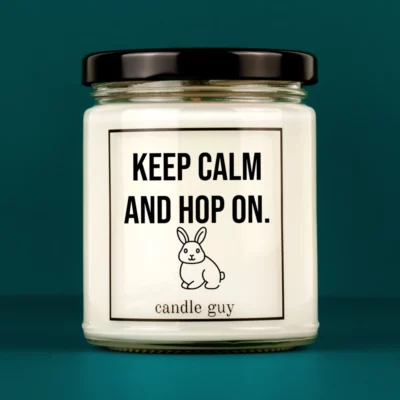 Discover our bestselling quote candle: "Keep calm and hop on." – handcrafted with love and 100% soy wax. A true original by candle guy.