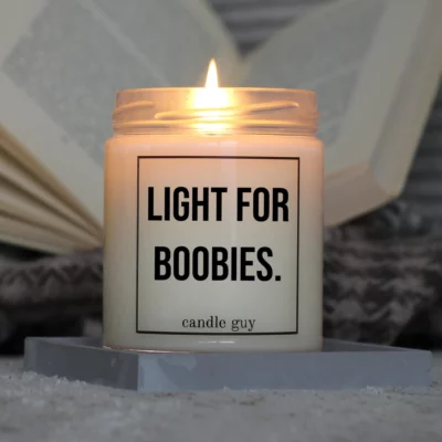 Light it up: The quote candle "Light for boobies." creates cozy vibes, intense fragrance and deep meaning – all in one flame.