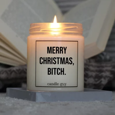 Light it up: The quote candle "Merry Christmas, Bitch." creates cozy vibes, intense fragrance and deep meaning – all in one flame.