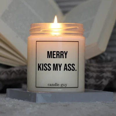 Light it up: The quote candle "Merry kiss my ass." creates cozy vibes, intense fragrance and deep meaning – all in one flame.