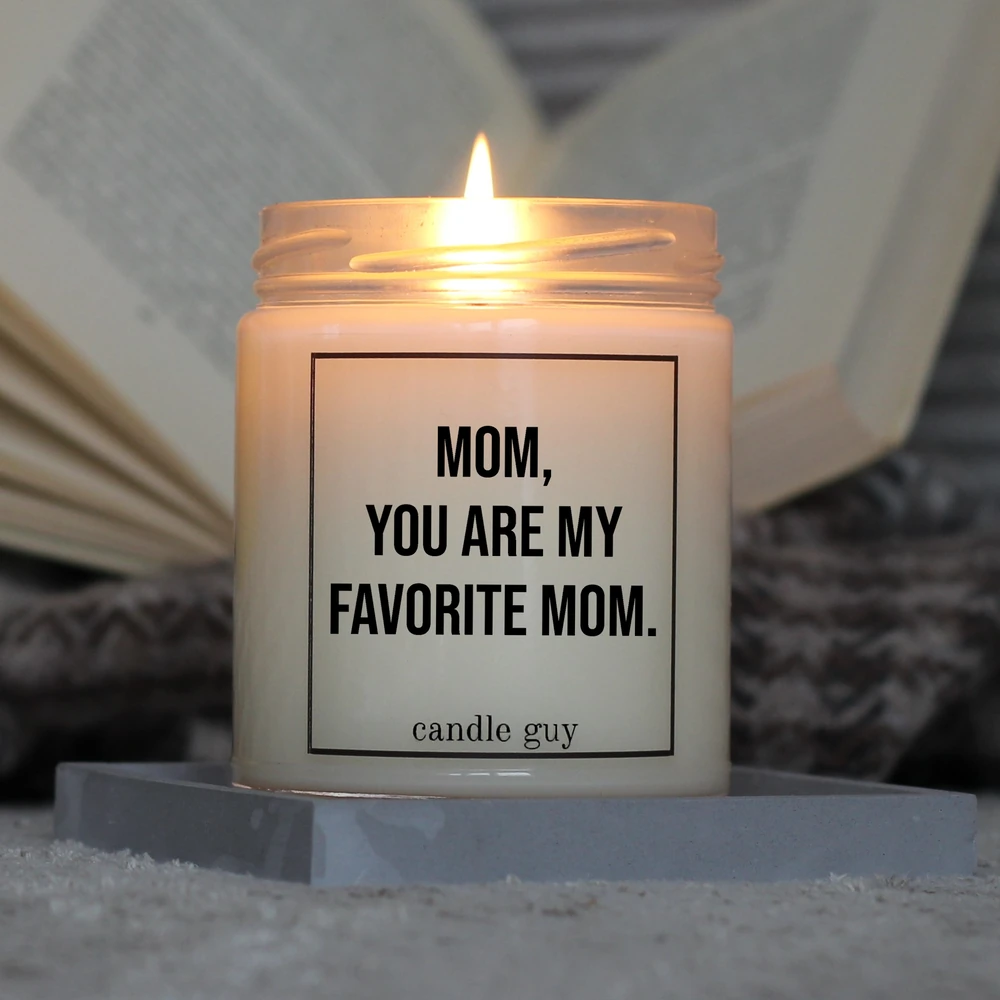 Light it up: The quote candle "Mom, you are my favorite mom." creates cozy vibes, intense fragrance and deep meaning – all in one flame.