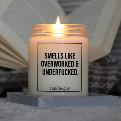 Light it up: The quote candle "Smells like overworked and underfucked." creates cozy vibes, intense fragrance and deep meaning – all in one flame.
