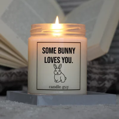 Light it up: The quote candle "Some bunny loves you." creates cozy vibes, intense fragrance and deep meaning – all in one flame.