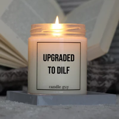 Light it up: The quote candle "Upgraded to DILF" creates cozy vibes, intense fragrance and deep meaning – all in one flame.